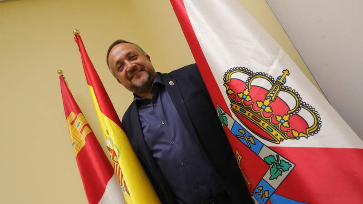 Gerardo Álvarez Courel, en la sala de reuniones del Consejo Comarcal con las banderas institucionales. ANA F. BARREDO