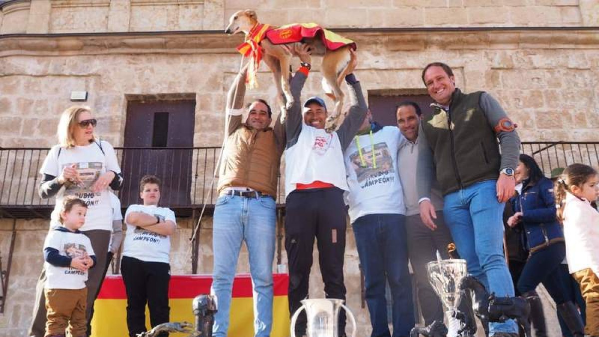 Leandro junto a su mujer e hijo y Rubio de Triki. JOSÉ MANUEL RODRÍGUEZ
