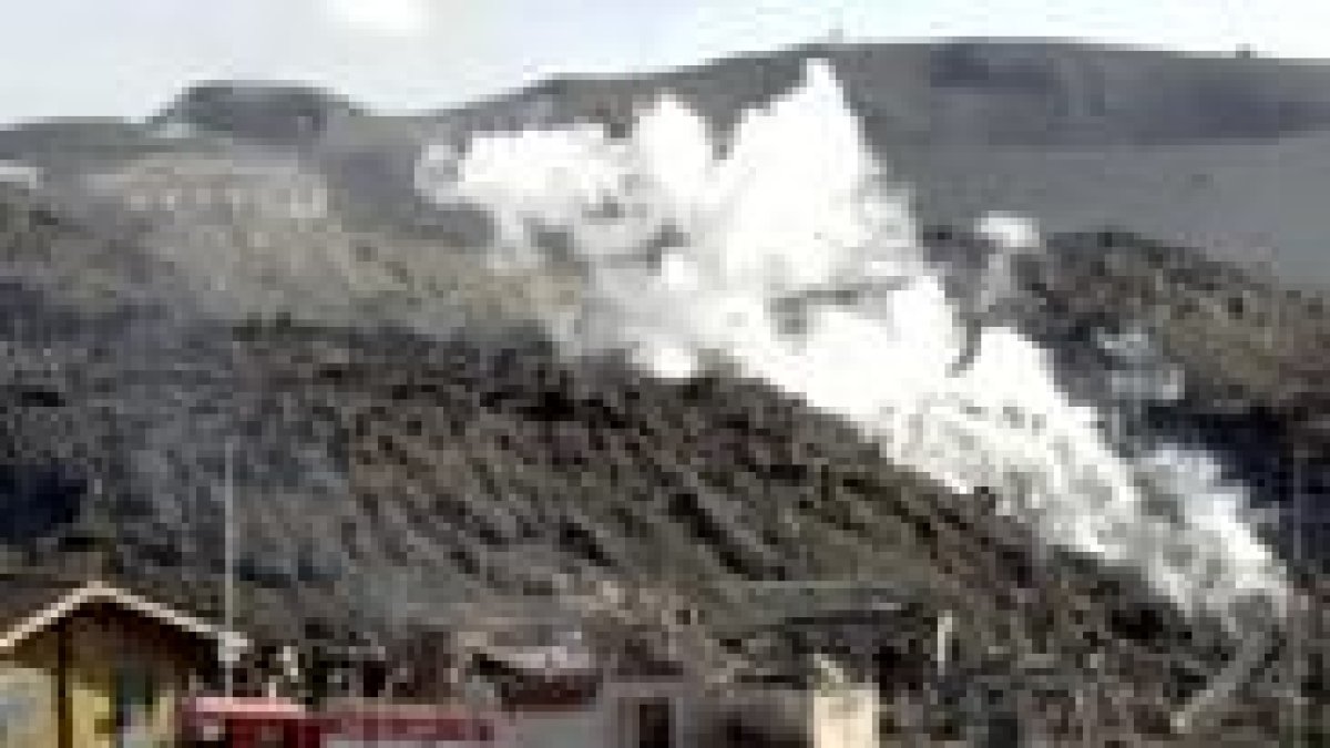 Los restos del restaurante bajo el humo