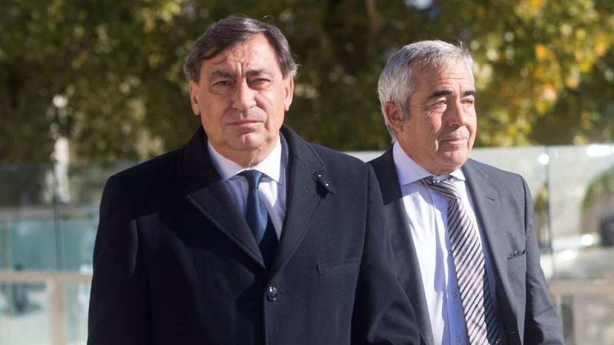 Julián Sanchez Melgar y el teniente fiscal de Cataluña, Francisco Bañeres. QUIQUE GARCÍA