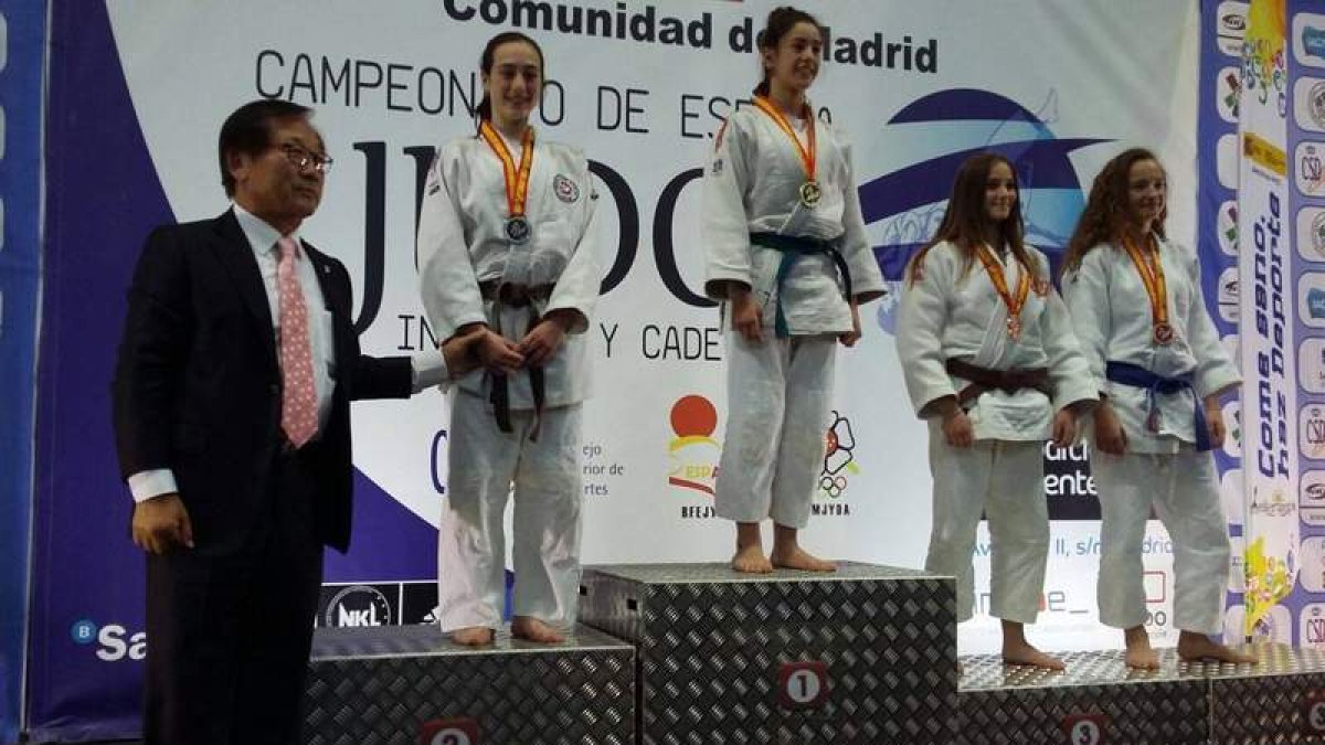 Daniela Agudo, a la izquierda, con su medalla de plata en el podio de la categoría cadete. DL