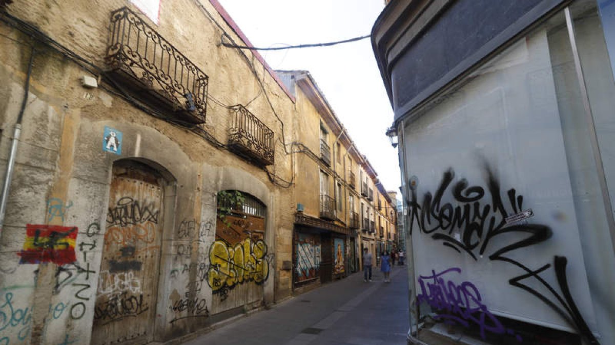 La calle La Rúa, una de las entradas al casco histórico, muestra el abandono progresivo. RAMIRO