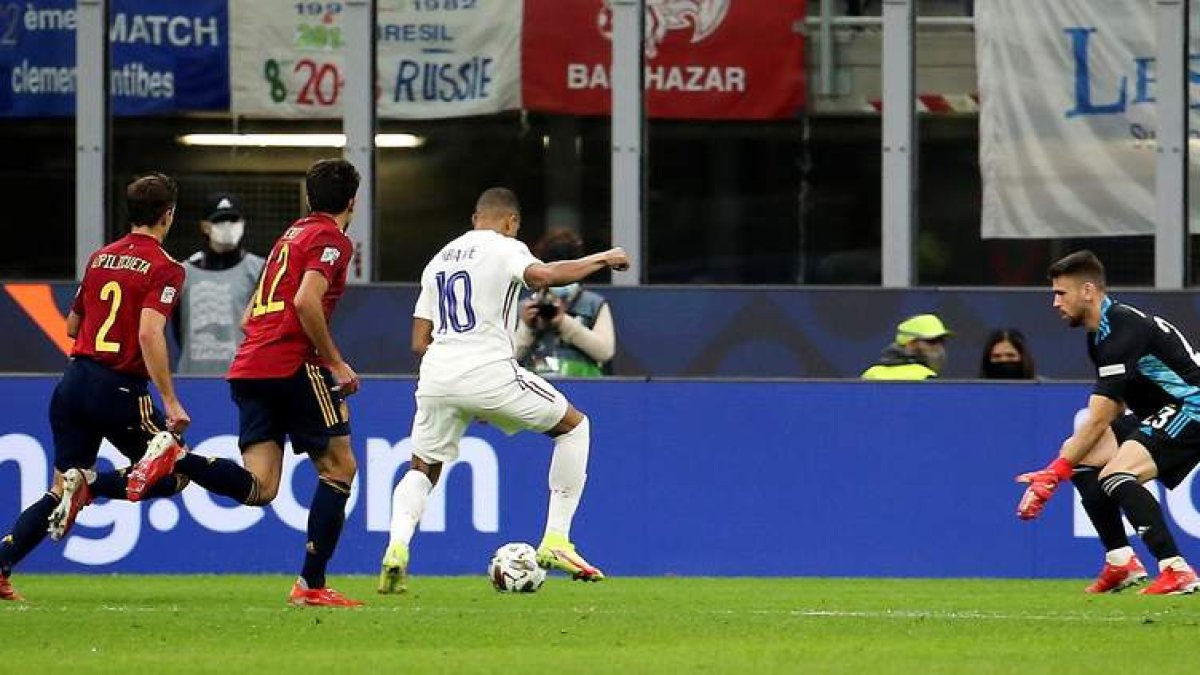 La imagen recoge el momento en el que Kylian Mbappé anota el gol de la victoria de Francia en una acción muy protestada por España al considerarla en fuera de juego. MATTEO BAZZI