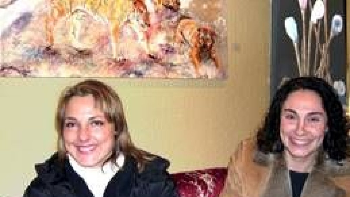 Mazaira y Llafer posan junto a dos de sus obras en la sala Torreblanca