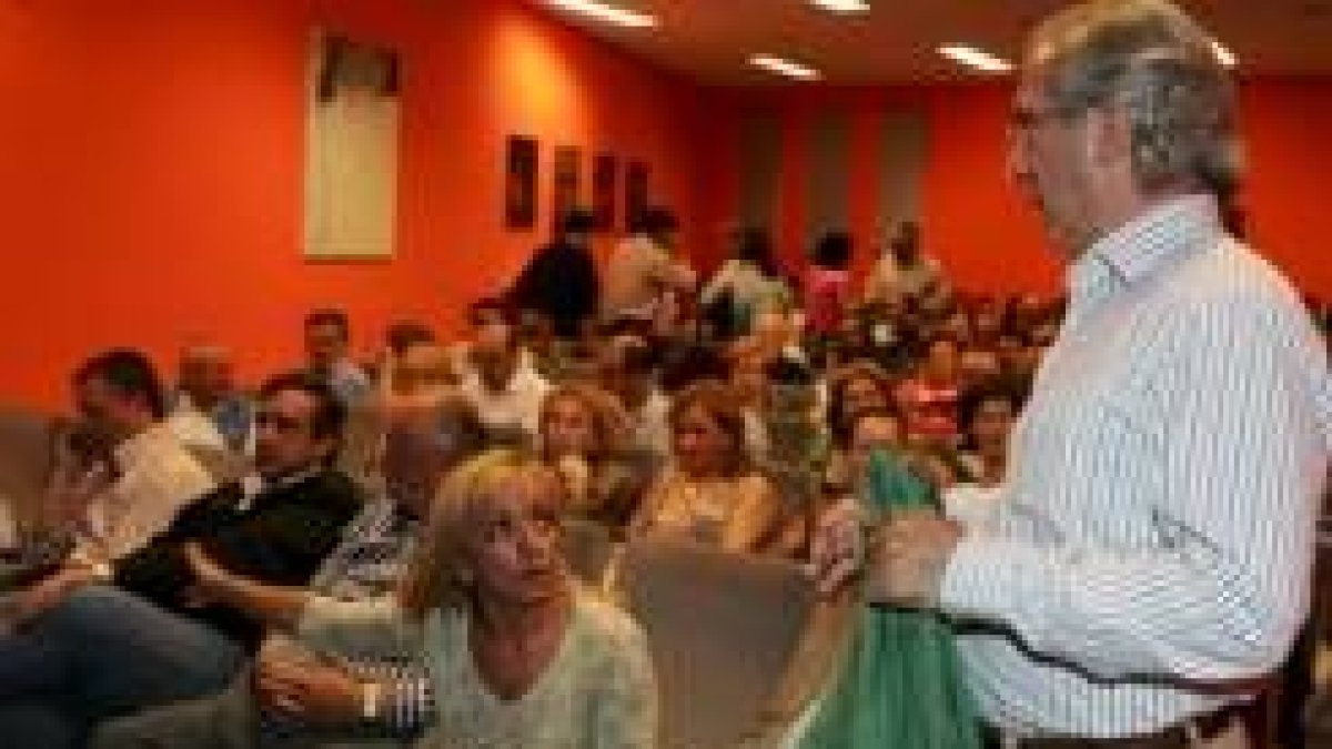 Isabel Carrasco señala a Morano dónde debe sentarse en la reunión con los apoderados