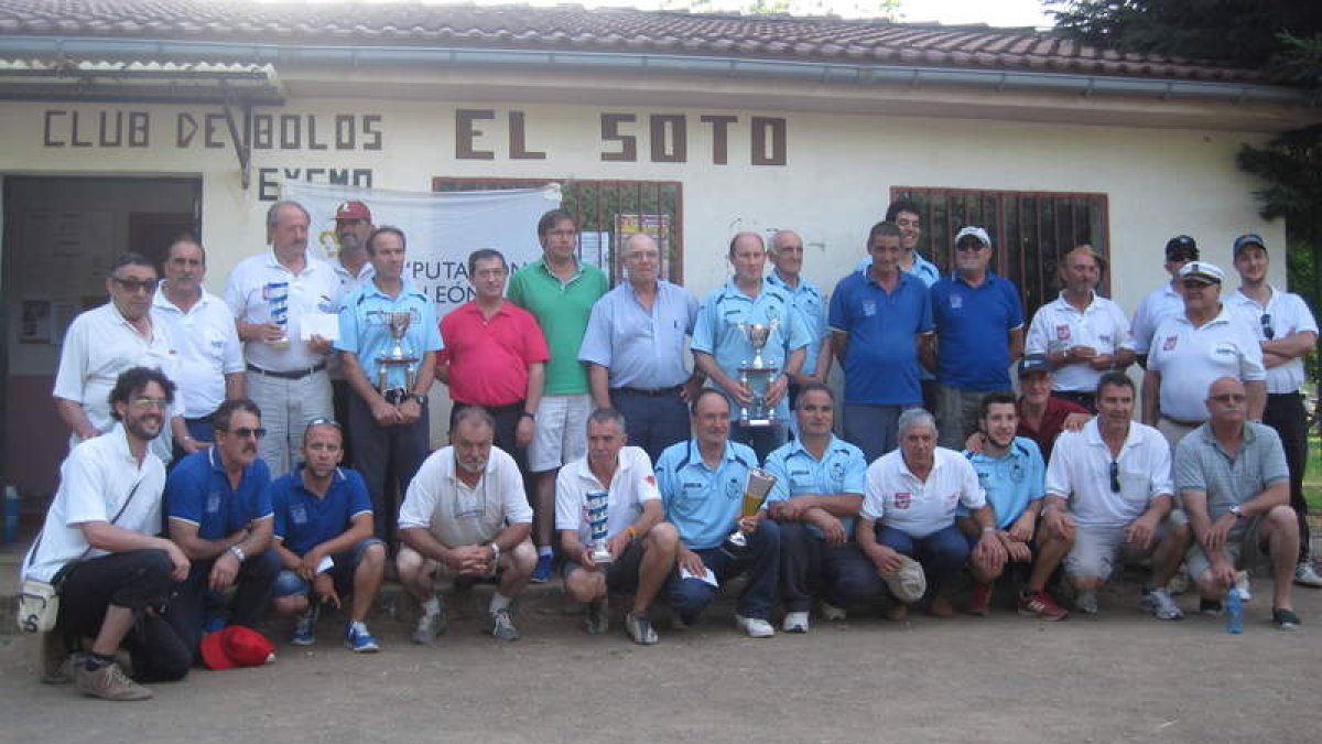 Foto de familia con los ganadores y participantes.