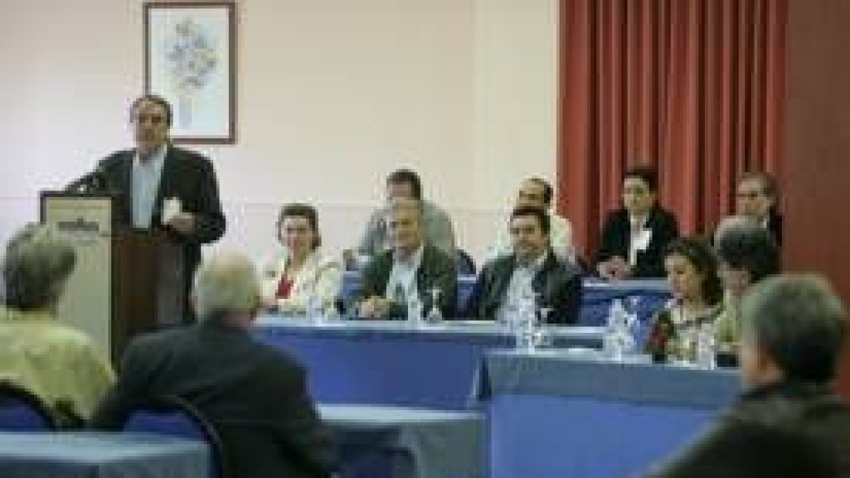 La imagen muestra un momento de la reunión del comité comarcal del PSOE, con sus dirigentes