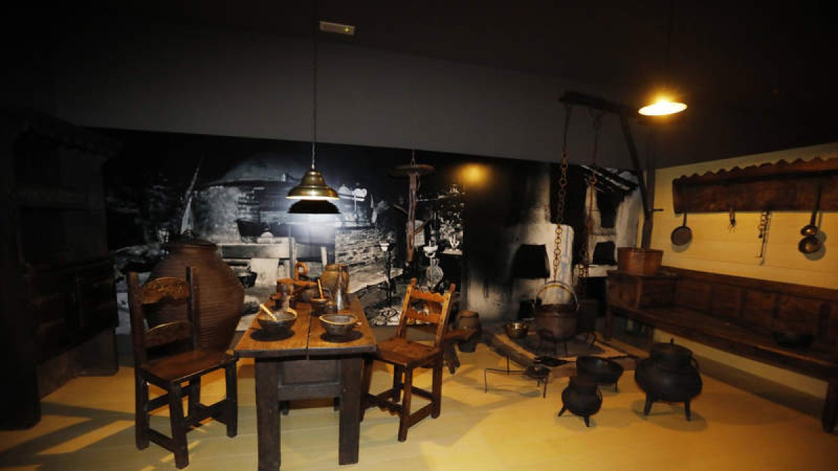 El museo recopila la vida de los pueblos leoneses y recrea estancias como la de la imagen. M. PÉREZ