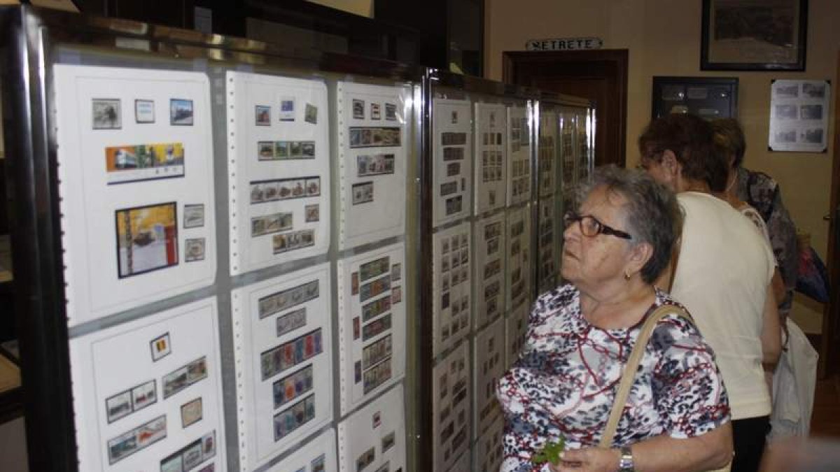 La gente puede ver la exposición de sellos y el museo. CAMPOS