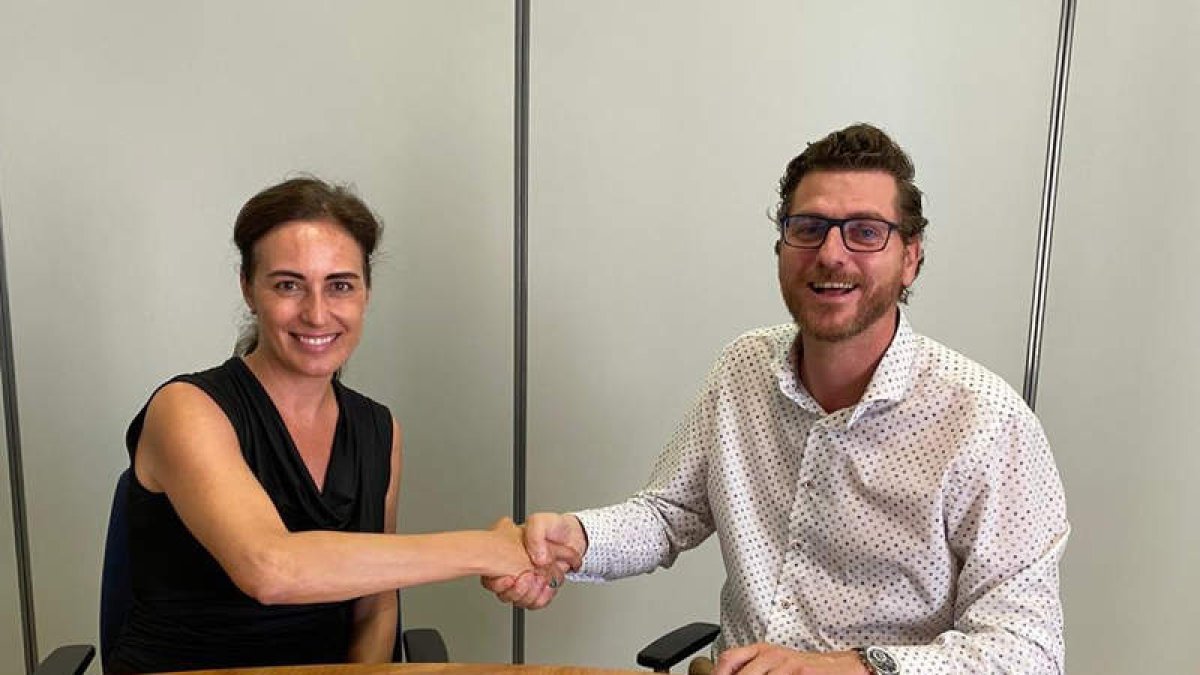 Los portavoces de Vox y PP en el Parlament balear, Idoia Ribas y Sebastià Sagregras, firman el pacto. VOX