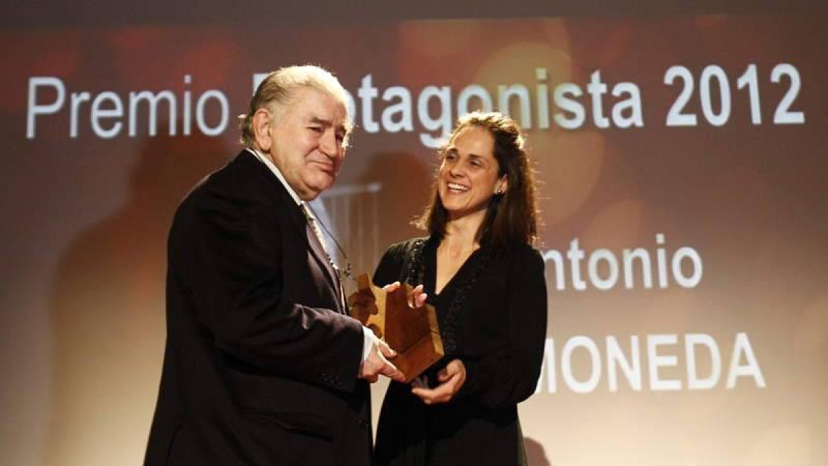 Antonio Gamoneda recoge el Premio Protagonista de manos de Adriana Ulibarri.