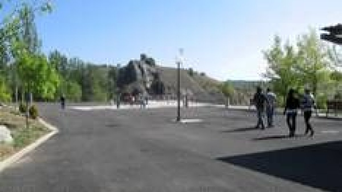 Nueva plaza de los Mineros, junto al edificio del Ayuntamiento de La Ercina