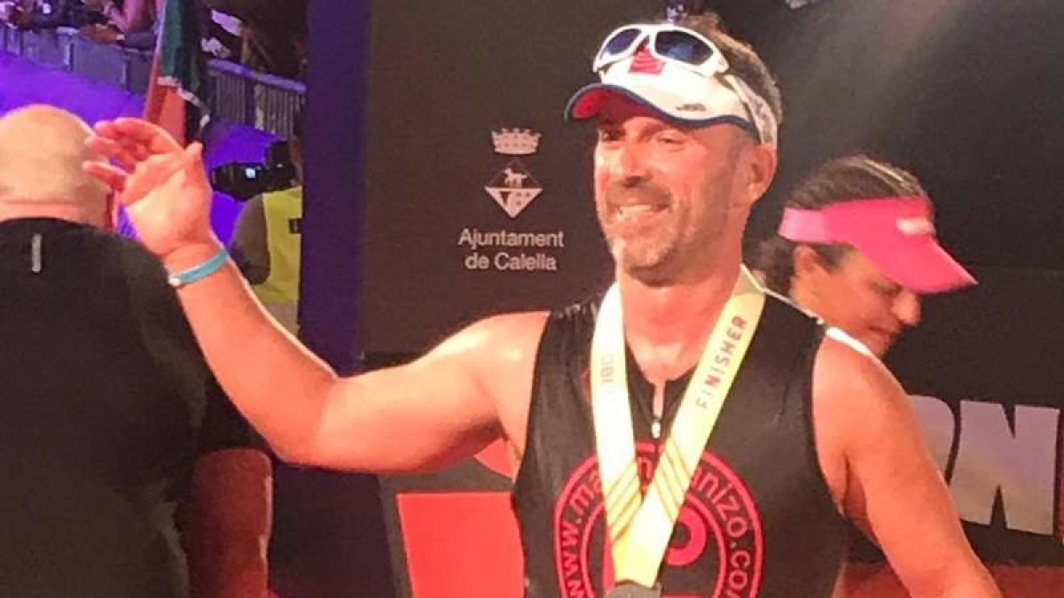 Isaac Anel tras cruzar la línea de meta del Ironman. DL