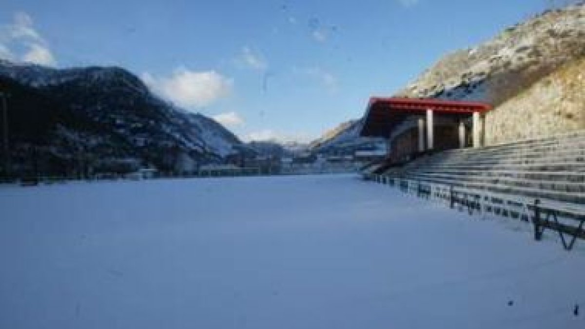 El Nuevo Estadio de San Andrés presentaba esta imagen el domingo a la hora prevista para la disputa