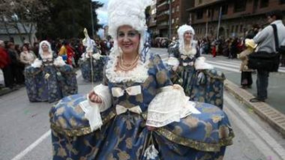 La imagen muestra a una dama de época que participó en la comparsa del año pasado en Ponferrada