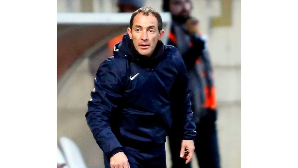 Pedro Munitis, en el área técnica del Reino de León, durante el derbi de ayer entre la Cultural y la Ponferradina. MARCIANO PÉREZ