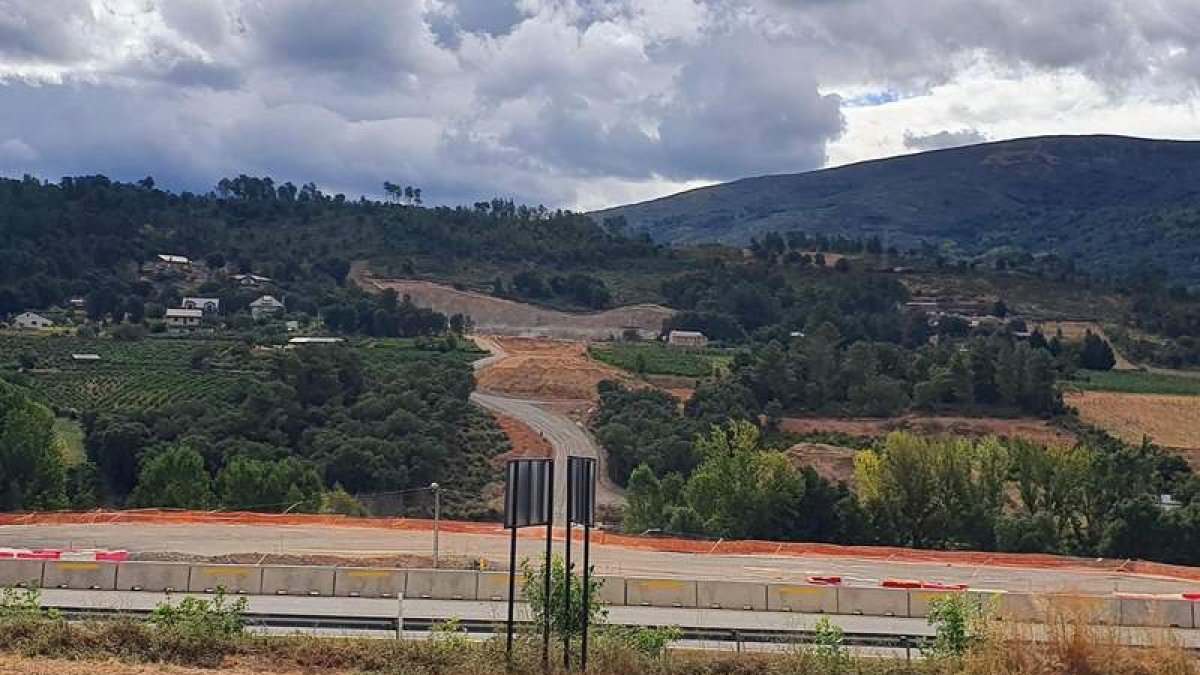 Estado actual de la obra de conexión de la N-536 con la N-120 en Valdeorras, vista desde El Barco. DL
