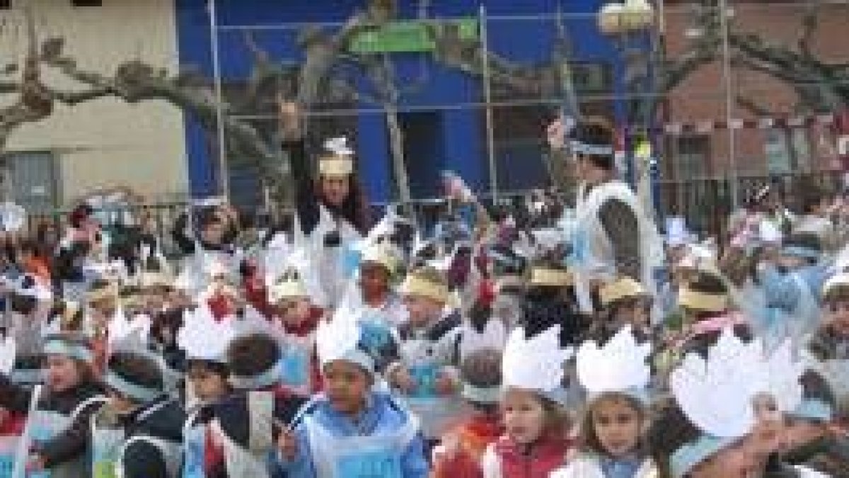 Los 400 escolares del colegio Navaliegos cantan y bailan al son de la canción «Un millón de amigos»