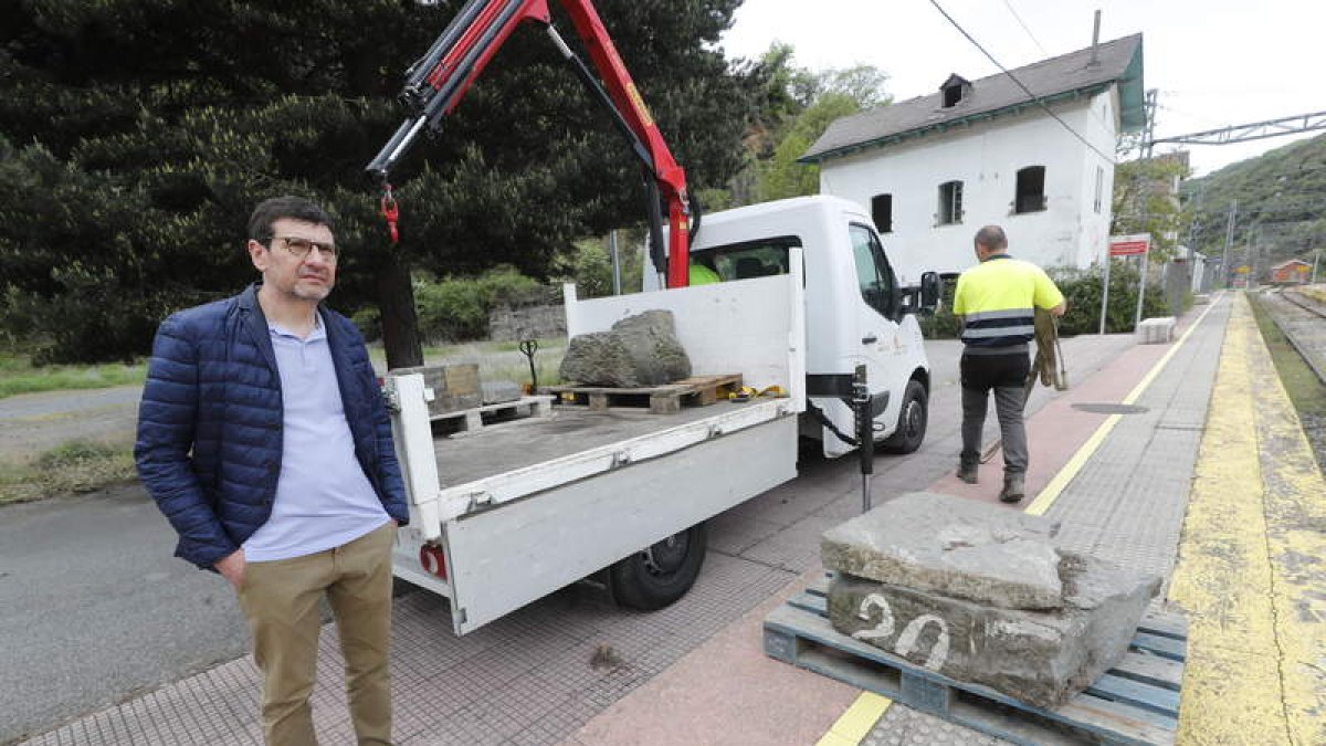 El alcalde, Gabriel Folgado, este viernes a la llegada de las dovelas del mítico túnel número 20. LDM