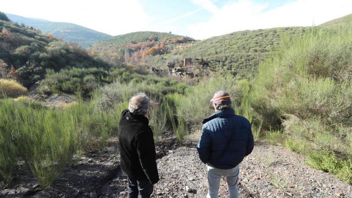 Moreno y  Silván ante el pueblo en la escombrera. L. DE LA MATA