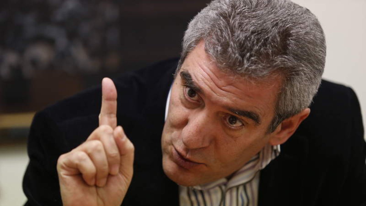 Julio Villarrubia, secretario autonómico del PSOE, huye de sacar a la luz las polémicas internas.