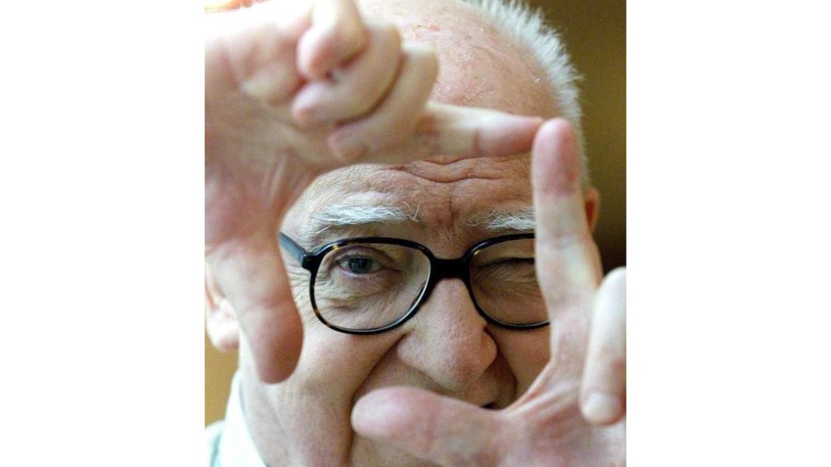 Una simpática imagen del director y académico de la RAE José Luis Borau.