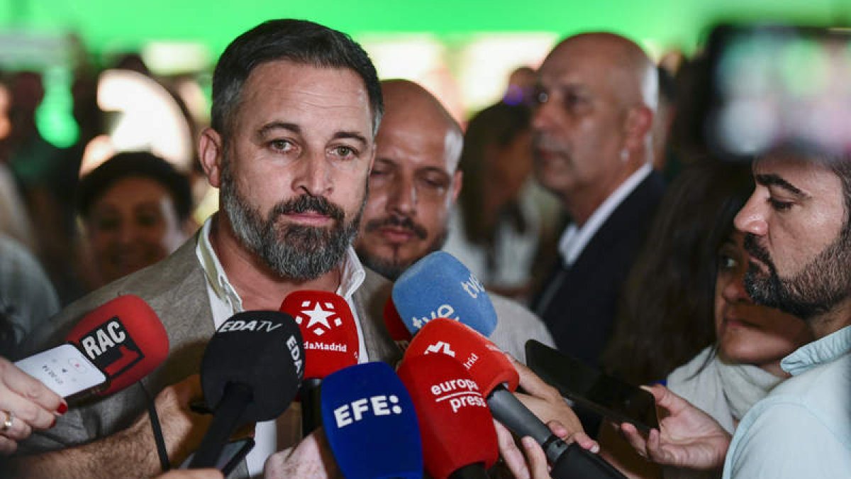 Santiago Abascal atiende a los medios. VICTOR LERENA