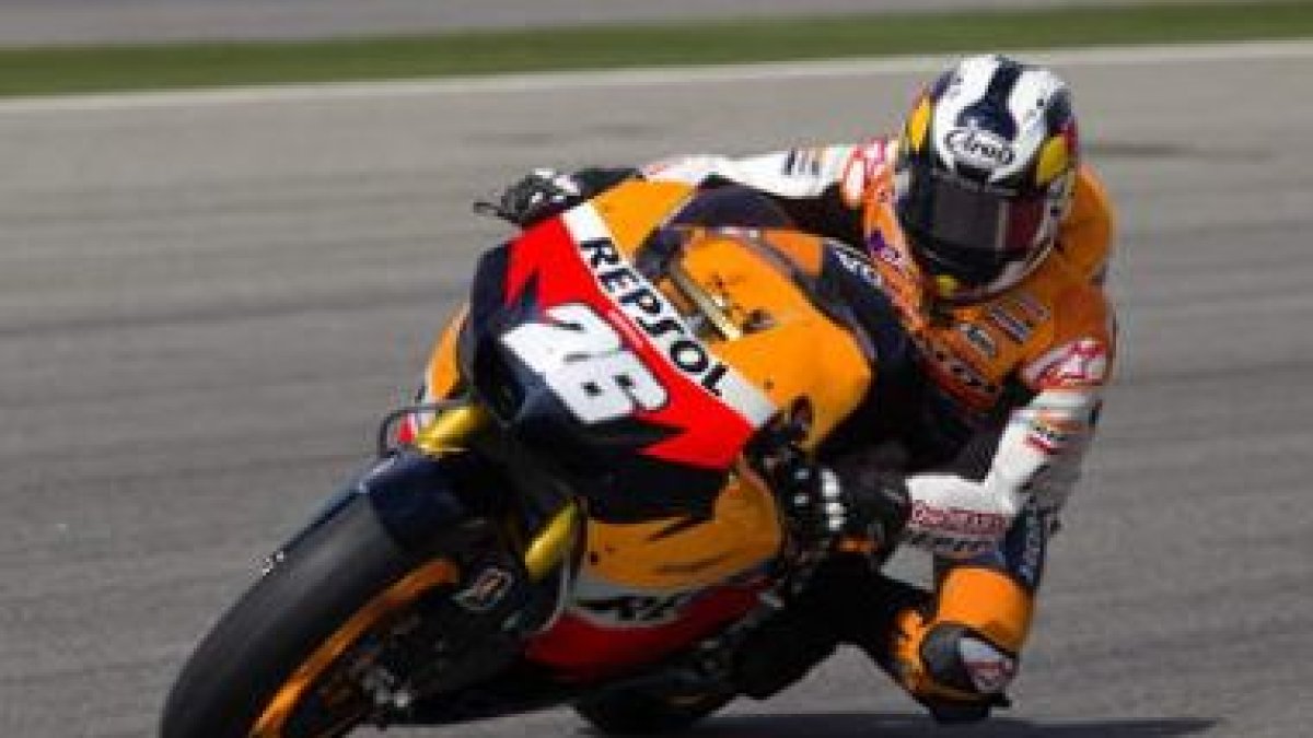 Dani Pedrosa toma una curva durante una sesión de entrenamiento en el circuito de Sepang.