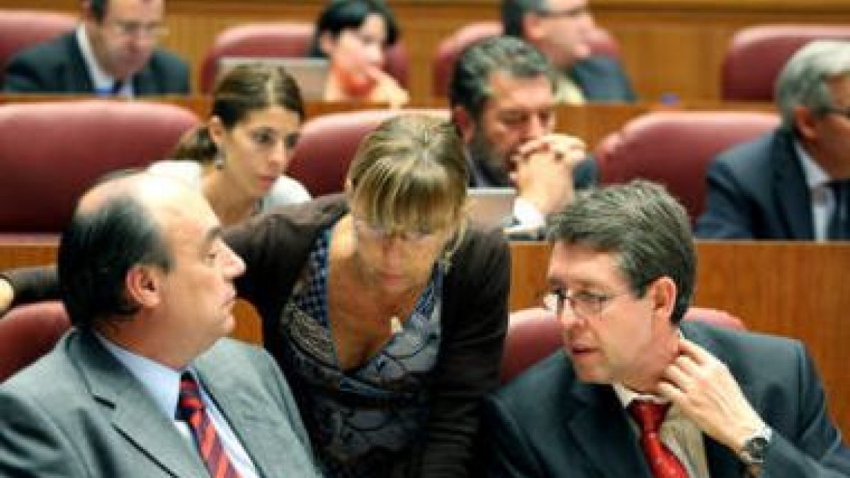 Ramos, Larrauri y Alonso debaten en un momento del pleno de las Cortes.