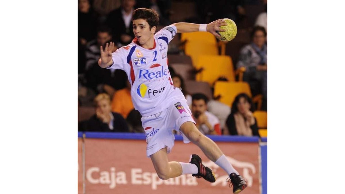 Álvaro Cabanas, autor de cinco goles, fue de los más destacados del Reale Ademar.