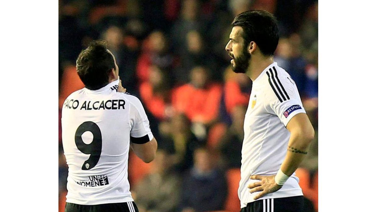 Alcácer y Negredo, tras encajar el segundo gol ante el Lyon.