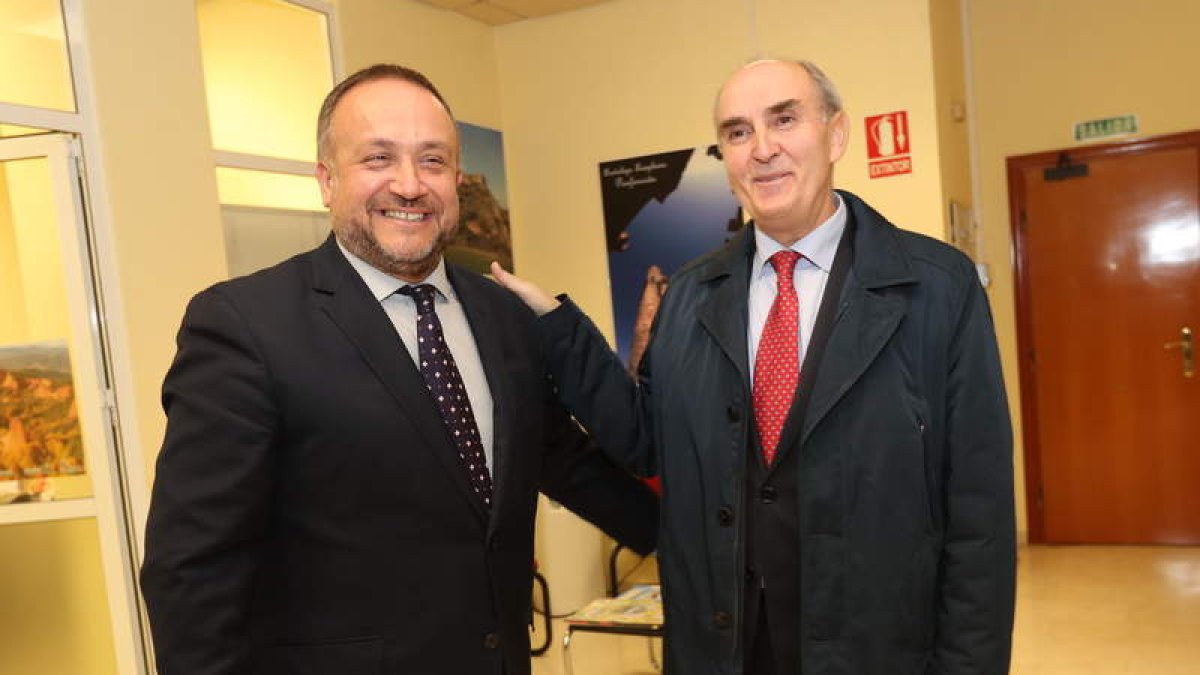 Gerardo Álvarez Courel, con Quintana, en el Consejo. L. DE LA MATA