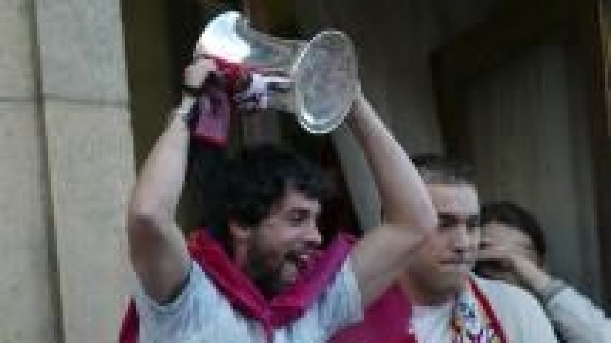 Juanín y Colón (detrás) celebran la obtención de la Copa del Rey en junio del año pasado