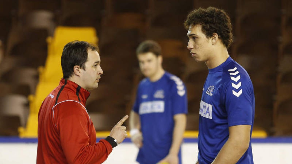 El técnico Dani Gordo da instrucciones al central Joao en un entrenamiento.