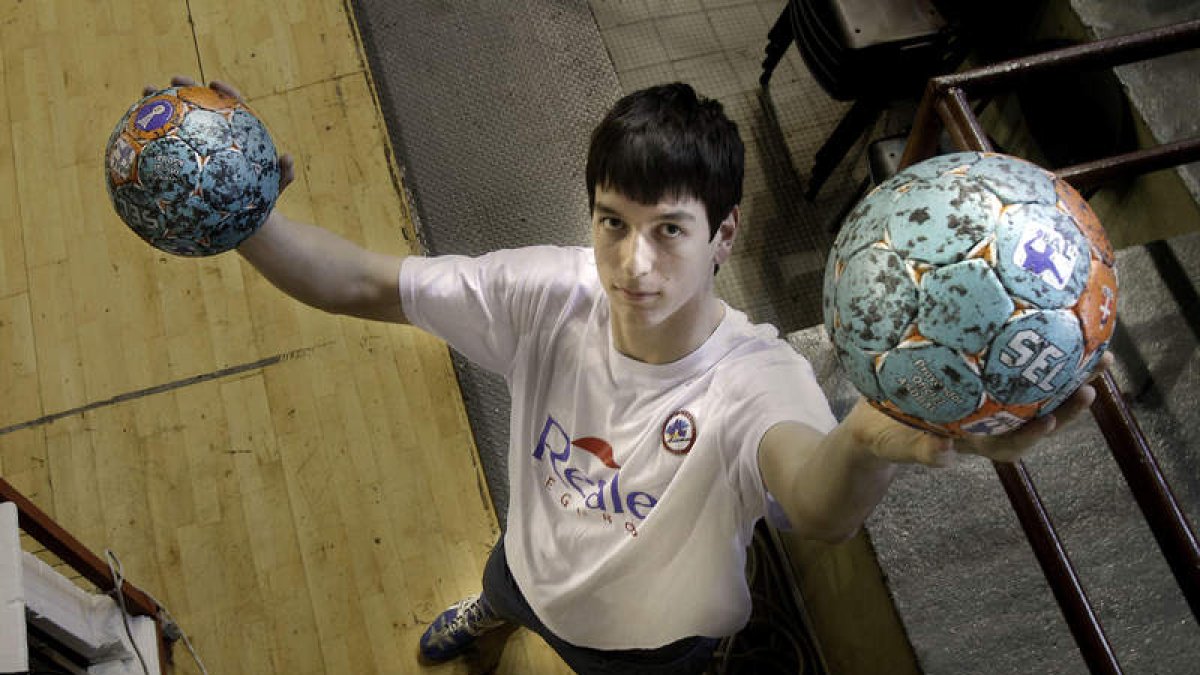 El lateral ruso del Ademar, Alexander Tatarintsev, tendrá pronto un visado de trabajo que le permitirá seguir en León.
