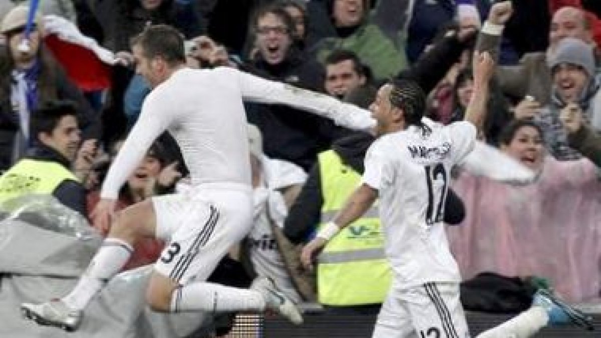 Van der Vaart celebra el gol que dio el liderato al Madrid tras vencer al Sevilla.