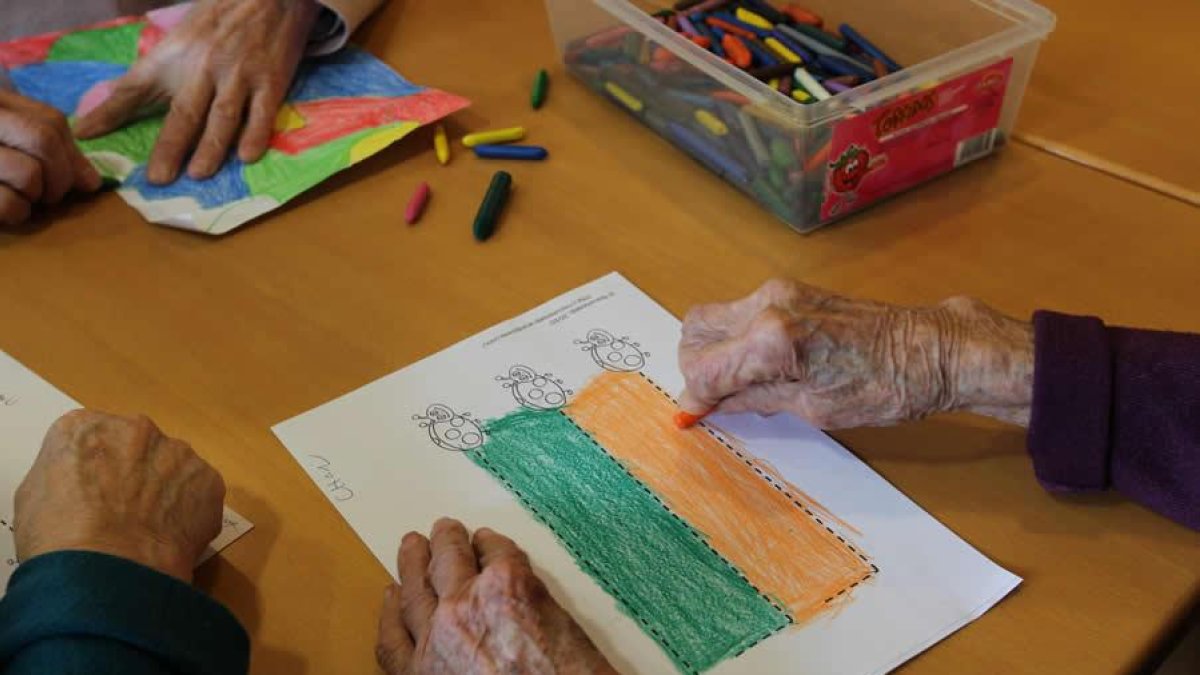 Los usuarios del Centro de Día realizan actividades para la destreza y la memoria.