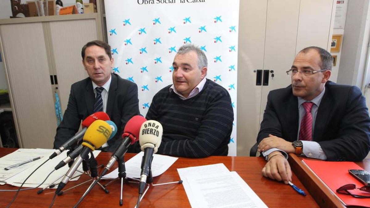 Fierro, entre dos representantes de La Caixa, ayer.