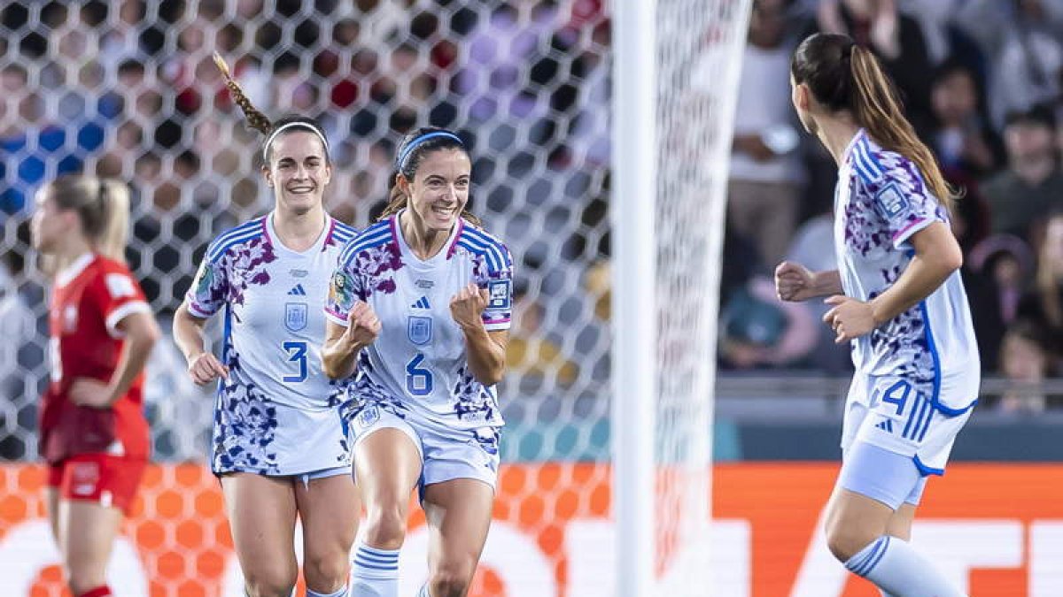 Aitana Bonmatí recibió ante Suiza el premio a la mejor jugadora del partido. MICHAEL BUHOLZER