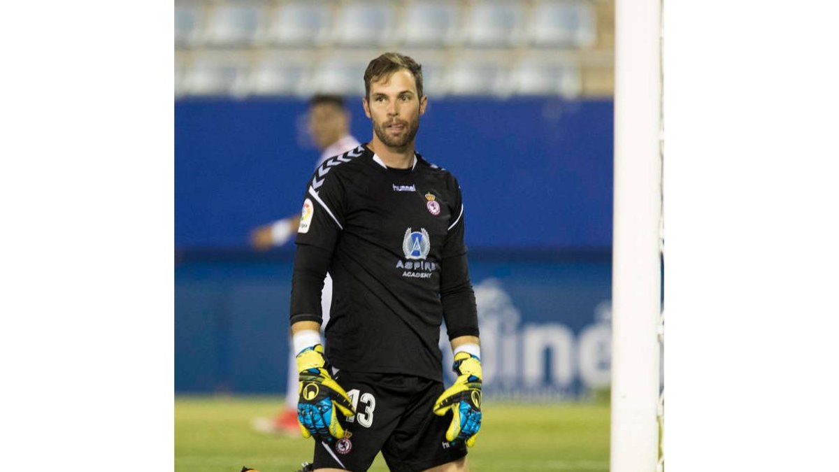 Iván González corta un avance del rival ante un Víctor atento a la acción, a la derecha. PASCUAL MÉNDEZ