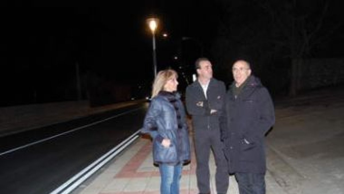 Los representantes municipales bajo el nuevo alumbrado de Ferral del Bernesga.