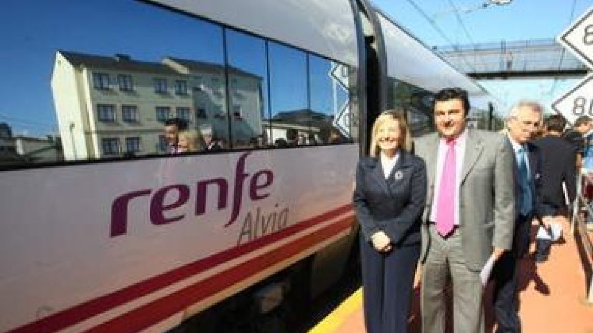 Los socialistas Amparo Valcarce y José Luis Ramón, en el 2008 presentando el tren Alvia.