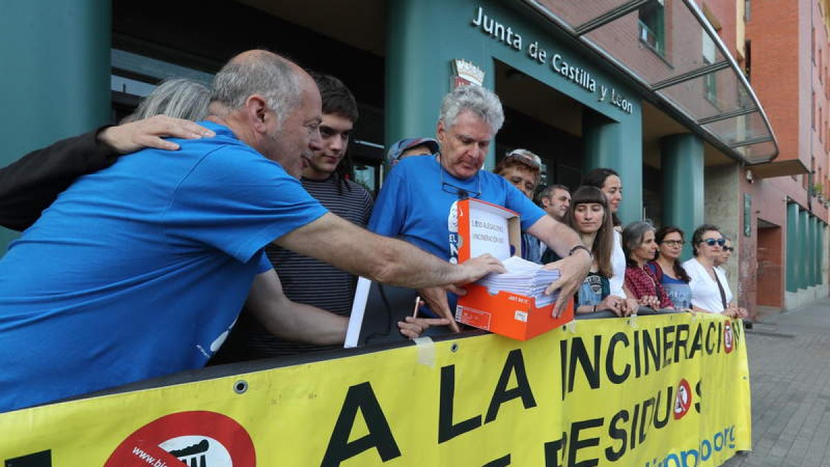 Activistas de Bierzo Aire Limpio, ayer con las alegaciones. BARREDO
