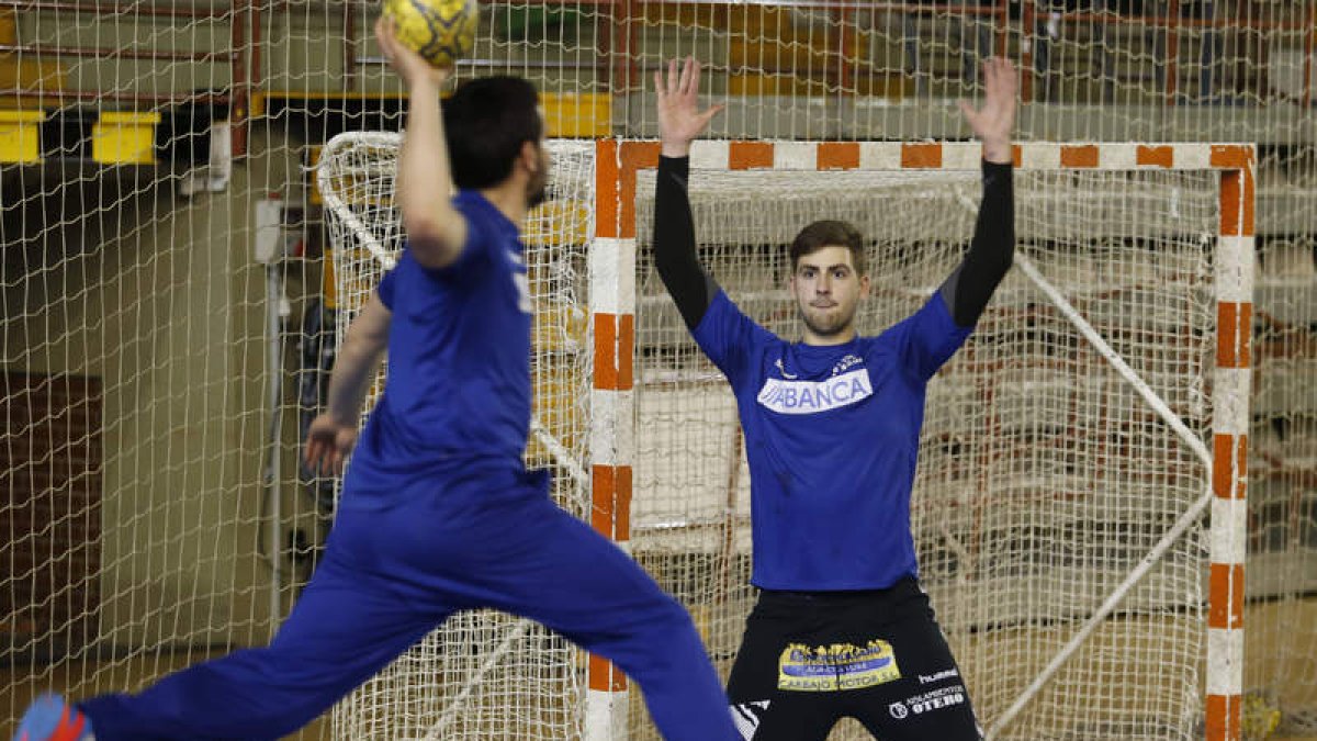 El meta del Abanca Ademar, Nacho Biosca, intenta detener un tiro en un entrenamiento