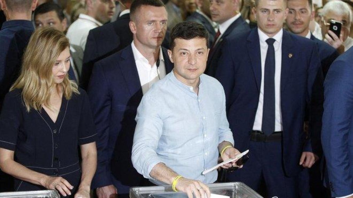 Zelenski, en el momento de votar en Kiev.