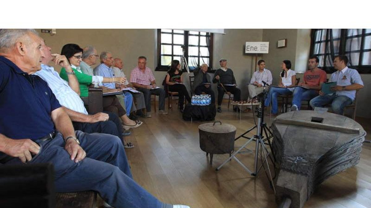 El filandón reunió a cuatro generaciones de trabajadores.