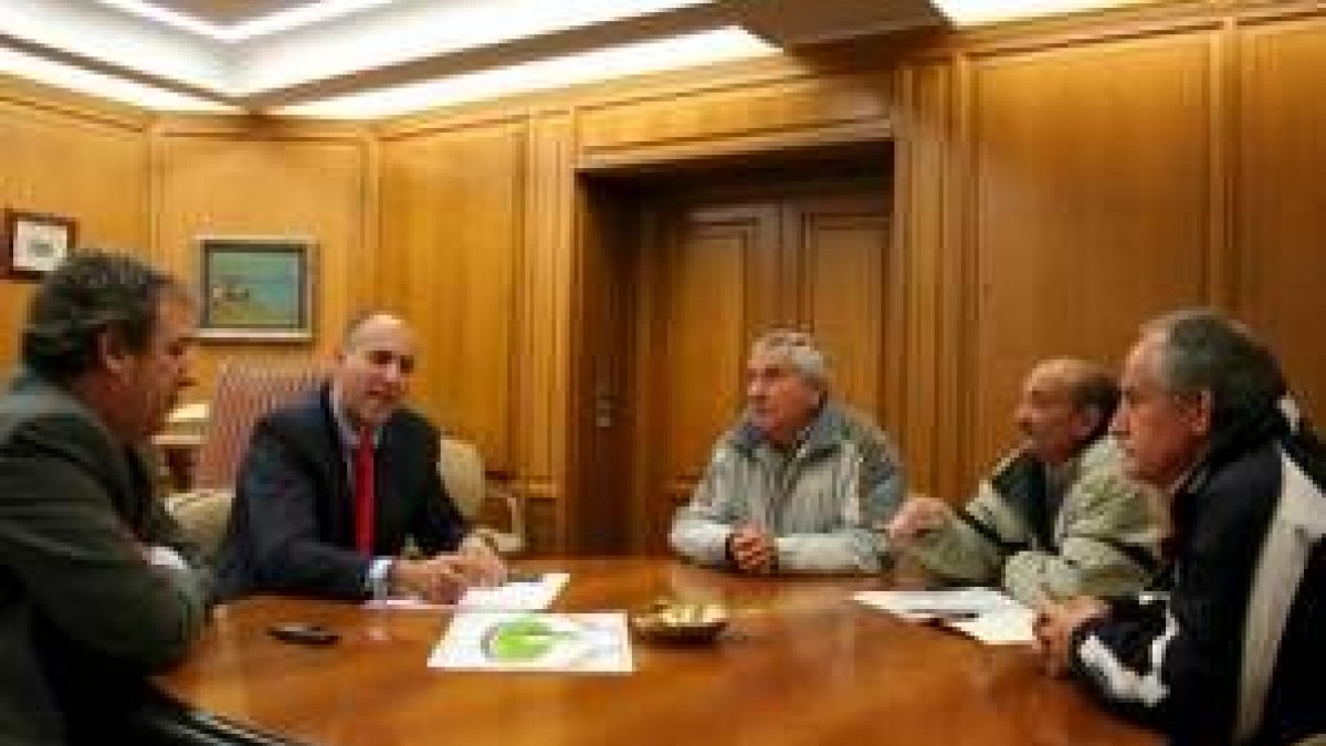 Canuria y Díez, con los representantes de los vecinos
