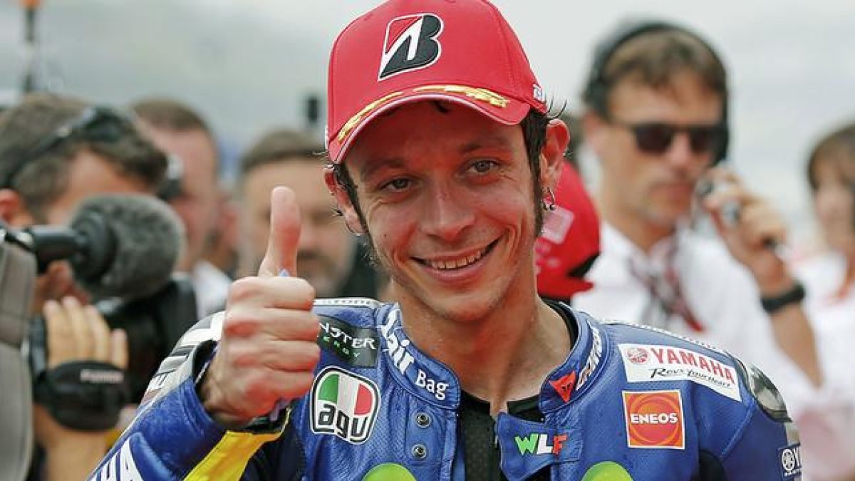 Valentino Rossi posa sonriente tras la sesión de clasificación que se celebró en el circuito de Sepang.