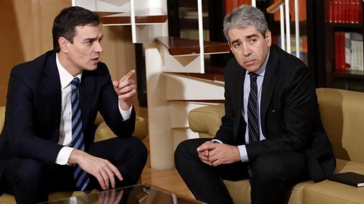 El líder del PSOE, Pedro Sánchez, y el portavoz de Democràcia i Llibertat, Francesc Homs, esta tarde en su reunión en el Congreso.