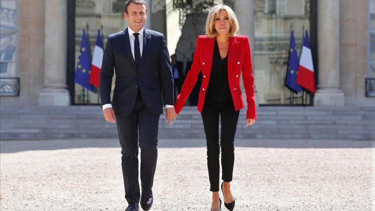 El matrimonio Macron, a su llegada al Palacio del Elíseo para un acto institucional
